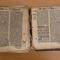 Bible před restaurováním – poškozená vazba a chybějící část stránky (800x553, 143.39 KB)
